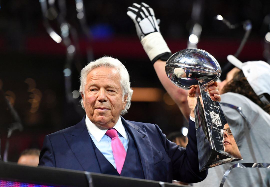 Robert Kraft levanta la última Super Bowls conseguida por los Patriots el pasado 3 de febrero