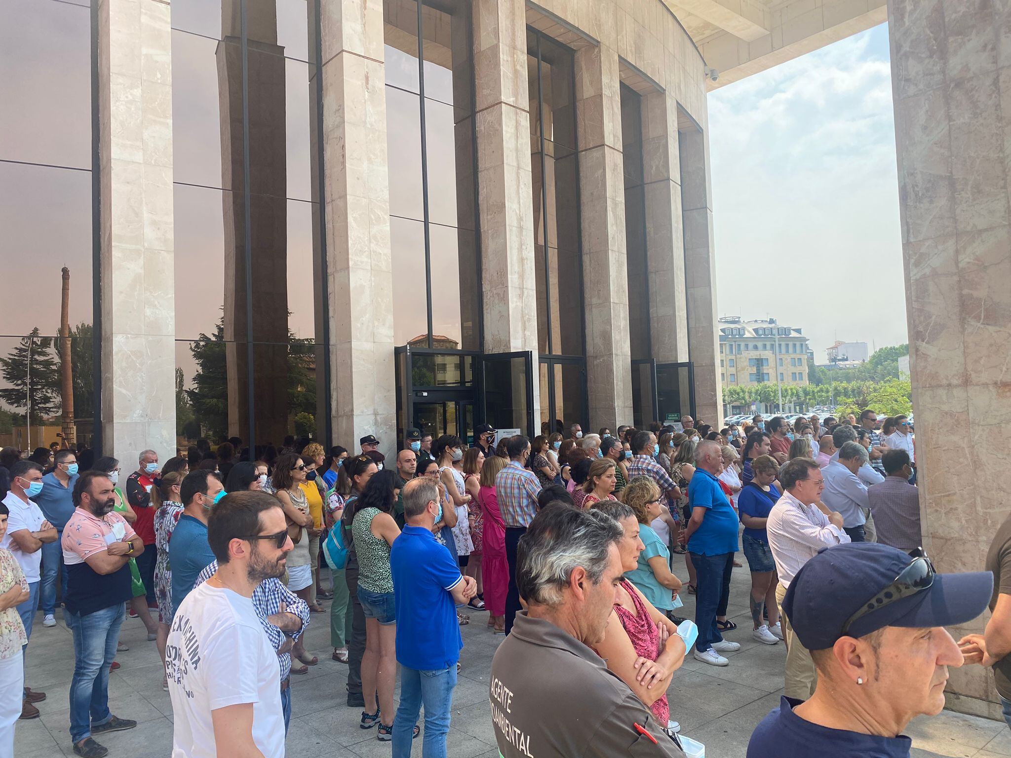 Representantes sindicales se concentran en torno a la Delegación Territorial de León para guardar tres minutos de silencio en memoria de los fallecidos en el incendio de Losacio