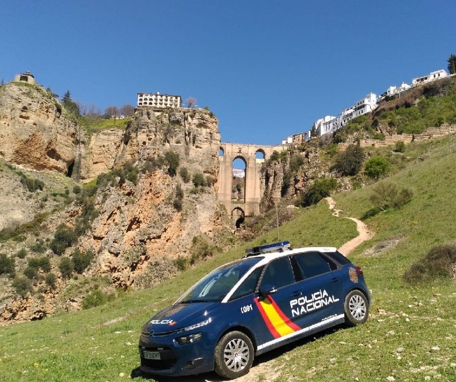 Un vehículo de la Policía Nacional delante del Puente Nuevo de Ronda