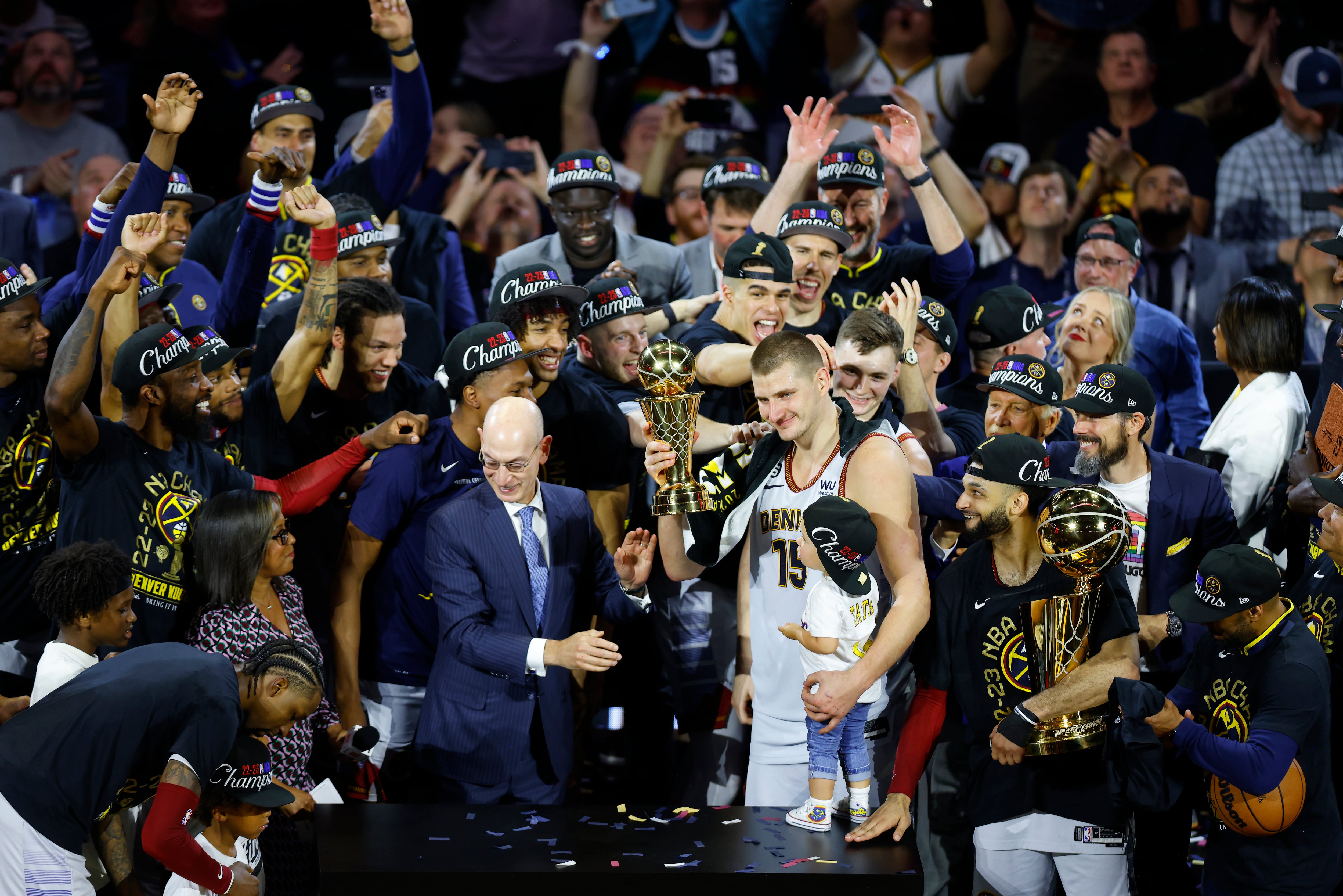 Jokic recibe el MVP de las Finales, rodeado de su equipo, ya con el título de la NBA.