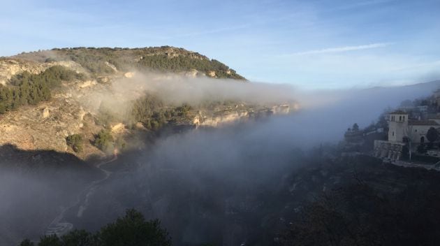 Brumas y nieblas matinales sobre la hoz del Júcar en la ciudad de Cuenca.