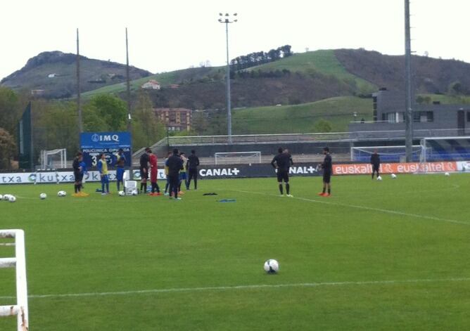 Momento de la sesión matinal en Zubieta, con partidillo entre los suplentes ayer en Pamplona y varios chavales del Sanse.
