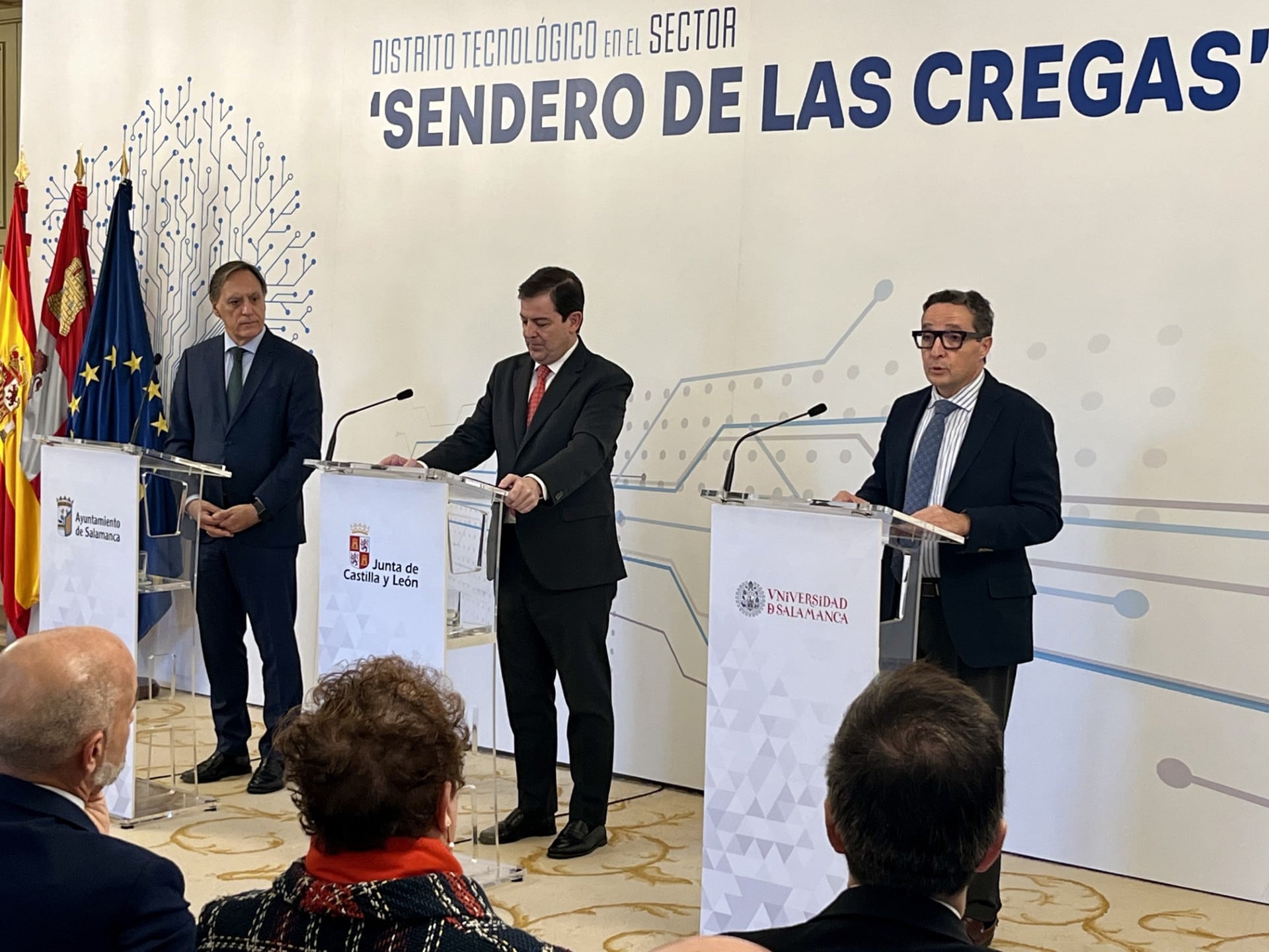 El alcalde de Salamanca, Carlos Carbayo, el presidente de la Junta de Castilla y León, Alfonso Fernández Mañueco, y el rector de la Universidad de Salamanca, Juan Manuel Corchado