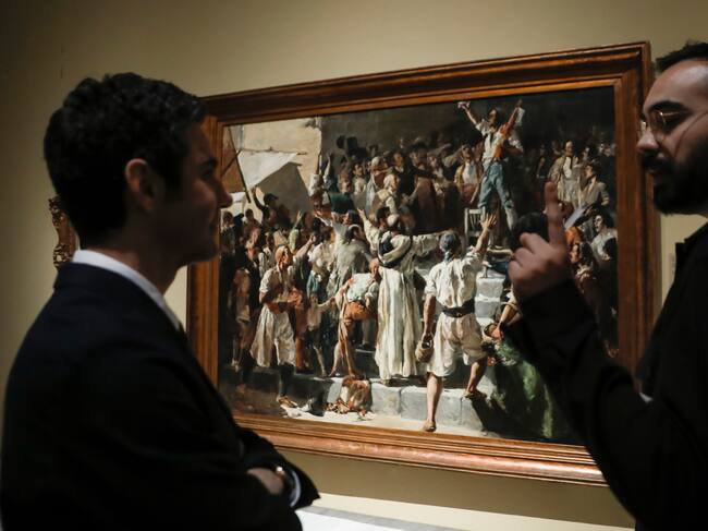 GRAFCVA2603. VALENCIA, 30/03/2023.- Dos personas conversan ante la obra "El palleter declara la guerra a Napoleón" (1884) durante la presentación de la exposición "Sorolla. Orígenes", en el Museo de Bellas Artes de valencia dentro de la celebración del Año Sorolla en 2023.EFE/ Juan Carlos Cárdenas