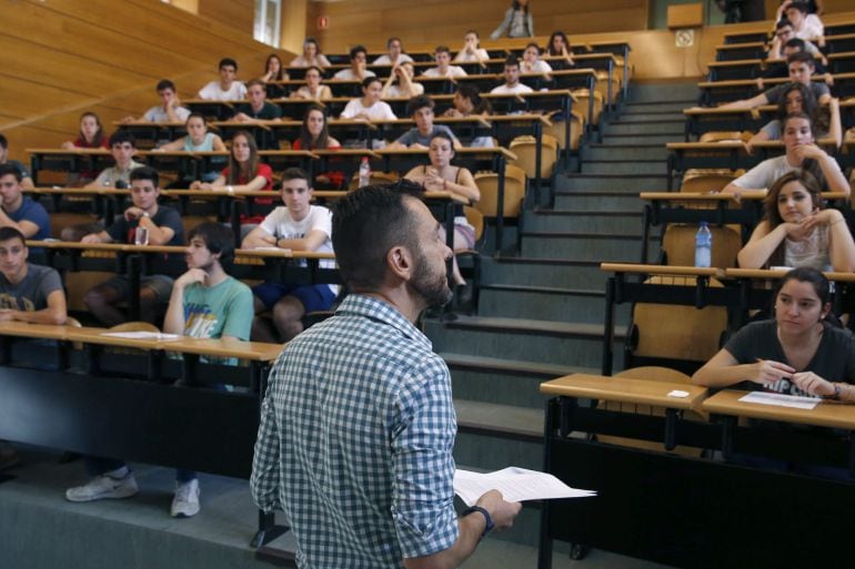 Un profesor dando clase en la universidad