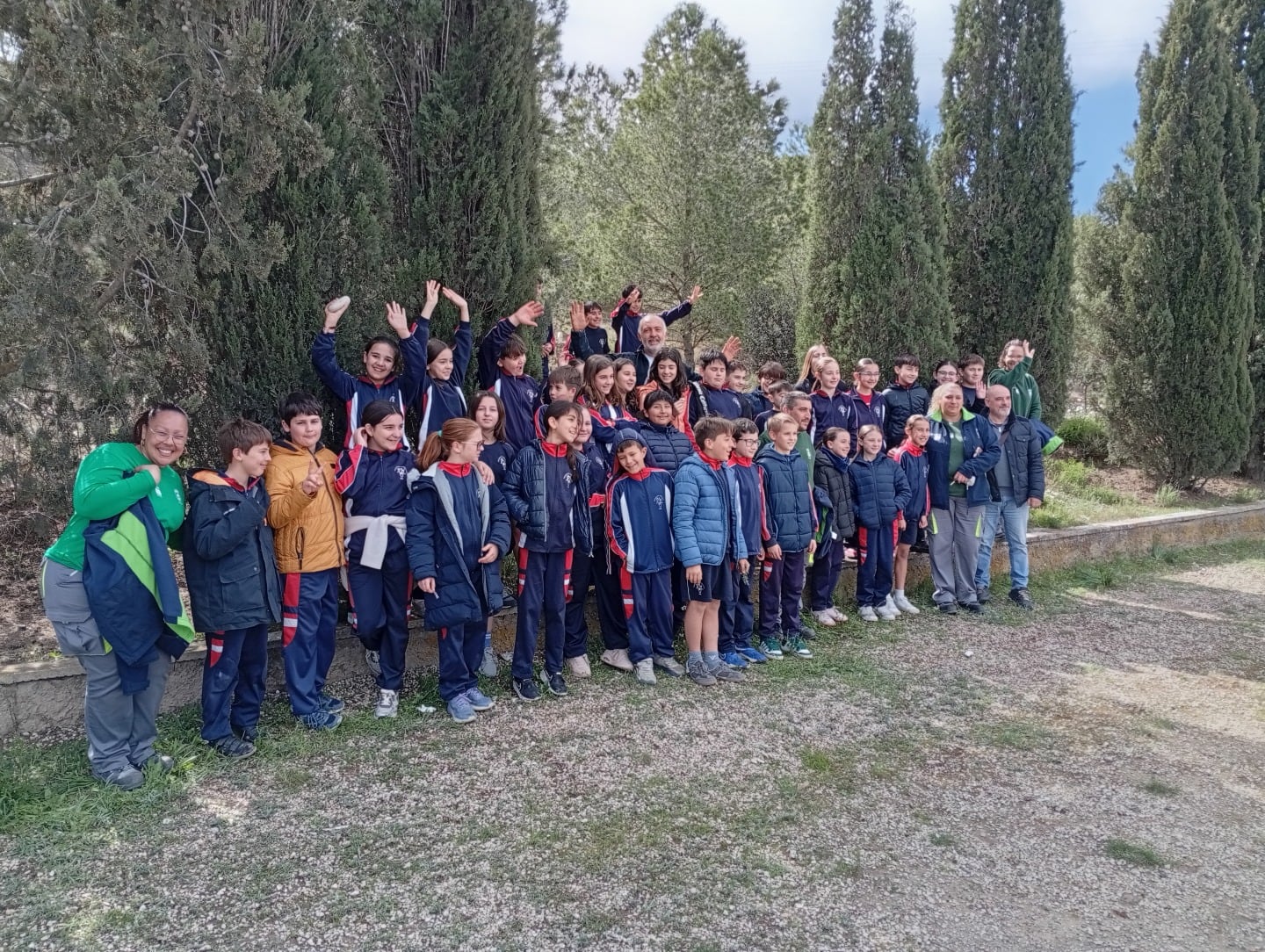 Escolares participantes en la plantación