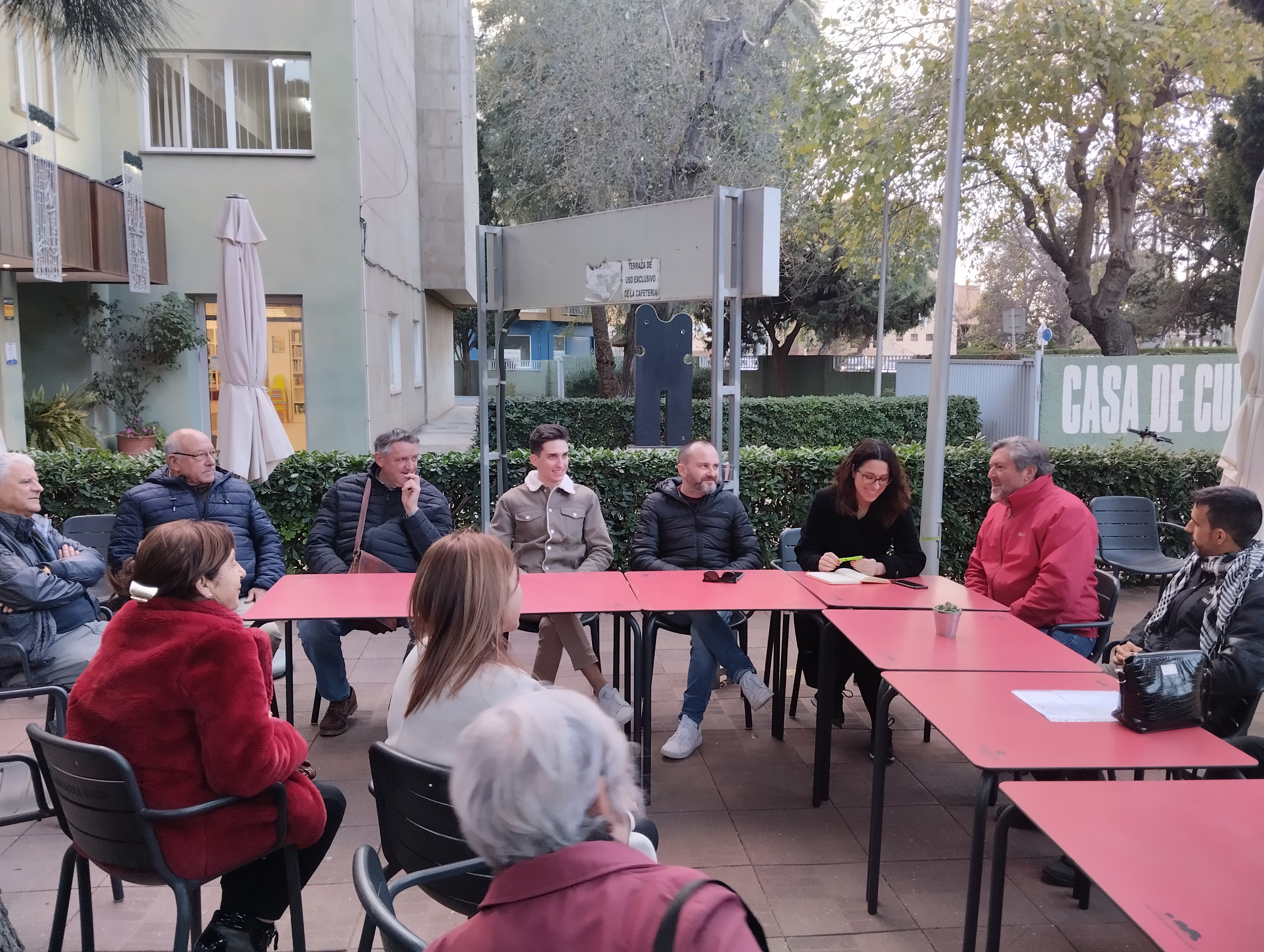 Uno de los momentos del &#039;Café amb...&#039;, organizado por Compromís per Dénia, con la participación de la vicepresidenta del Consell y consellera de Políticas Inclusivas, Aitana Mas.