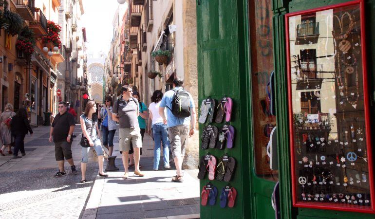 A partir d'ara està prohibit vendre xancletes al carrer, tal i com feien aquest estiu alguns comerços del carrer Major.