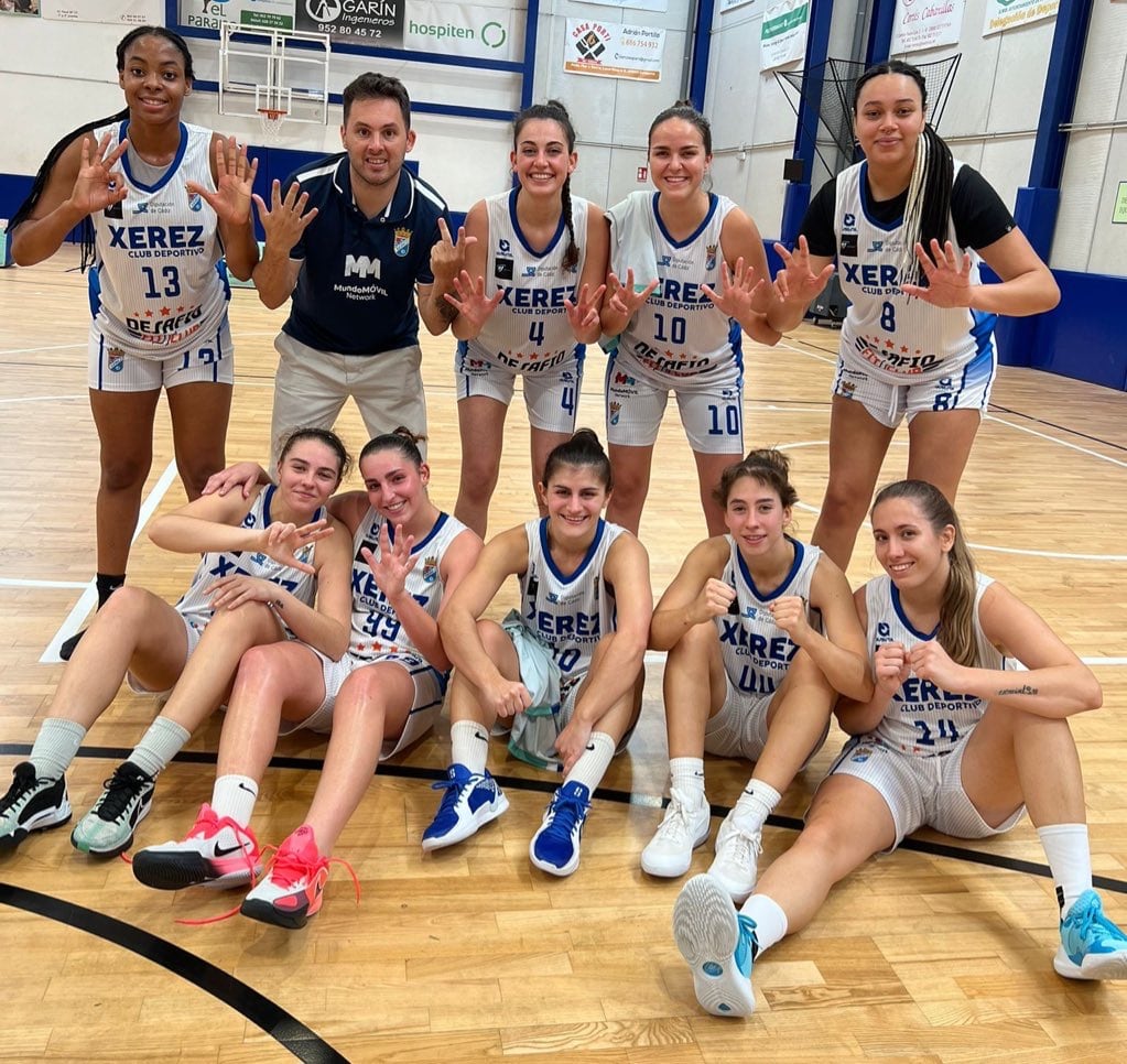 Jugadoras del Baloncesto Xerez CD celebran la victoria en la cancha