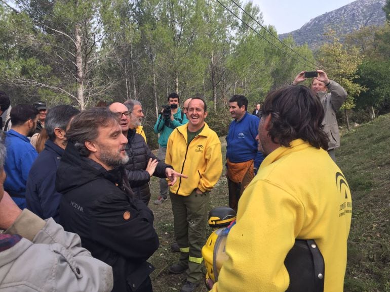 José Fiscal, consejero de Medio Ambiente de la Junta de Andalucía, ha visitado a un grupo de trabajadores del Infoca en El Bosque