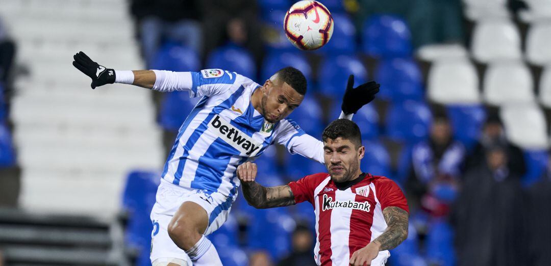 Youssef En-Nesyri (i) y Unai Núñez compiten por un balón durante el partido de la temporada pasada en el que el marroquí tuvo la mala fortuna de anotarse un autogol.