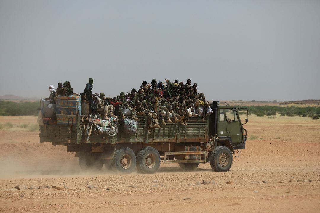 Militares de Níger en un camión con rumbo Libia. 