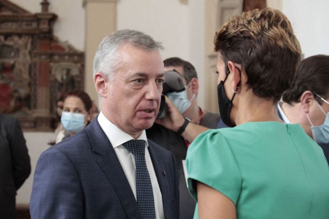 El lehendakari Iñigo Urkullu habla con la presidenta de Navarra, María Chivite 