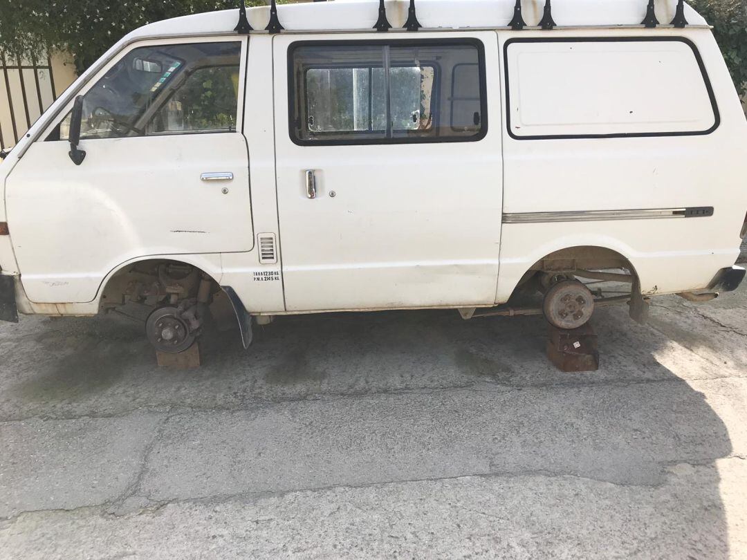 Furgoneta afectada por los pinchazos con punzón