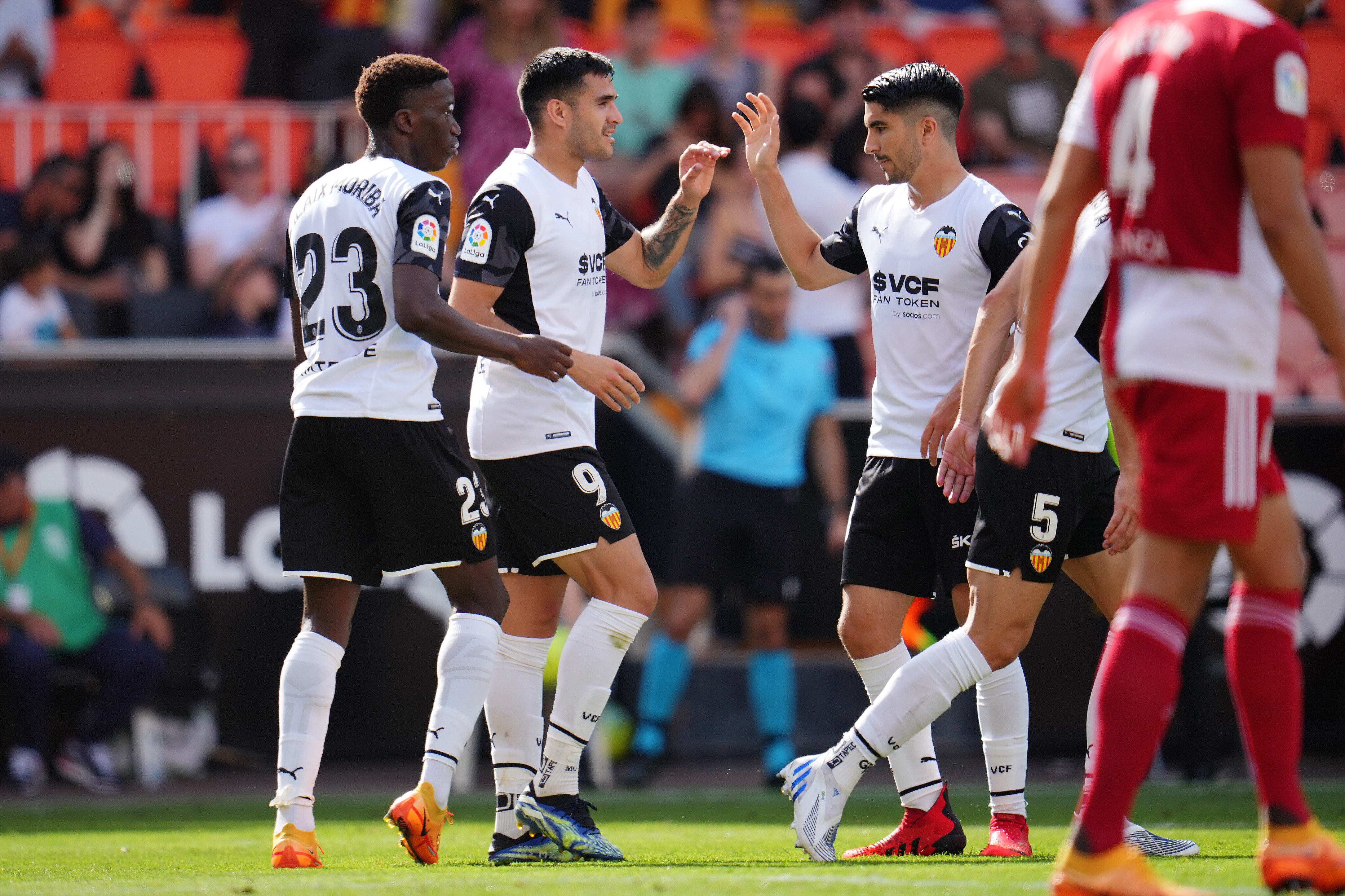 VALENCIA, SPAIN - MAY 21: Maxi Gomez of Valencia celebrates with teammates after scoring their side&#039;s first goal during the LaLiga Santander match between Valencia CF and RC Celta de Vigo at Estadio Mestalla on May 21, 2022 in Valencia, Spain. (