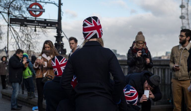 Varios turistas, frente al Parlamento británico en Londres.