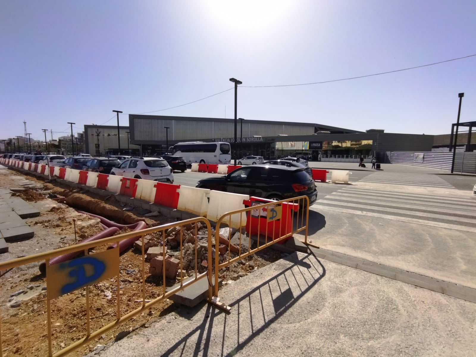 Exterior de la estación Joaquín Sorolla de València, donde está ubicada la parada de taxis.