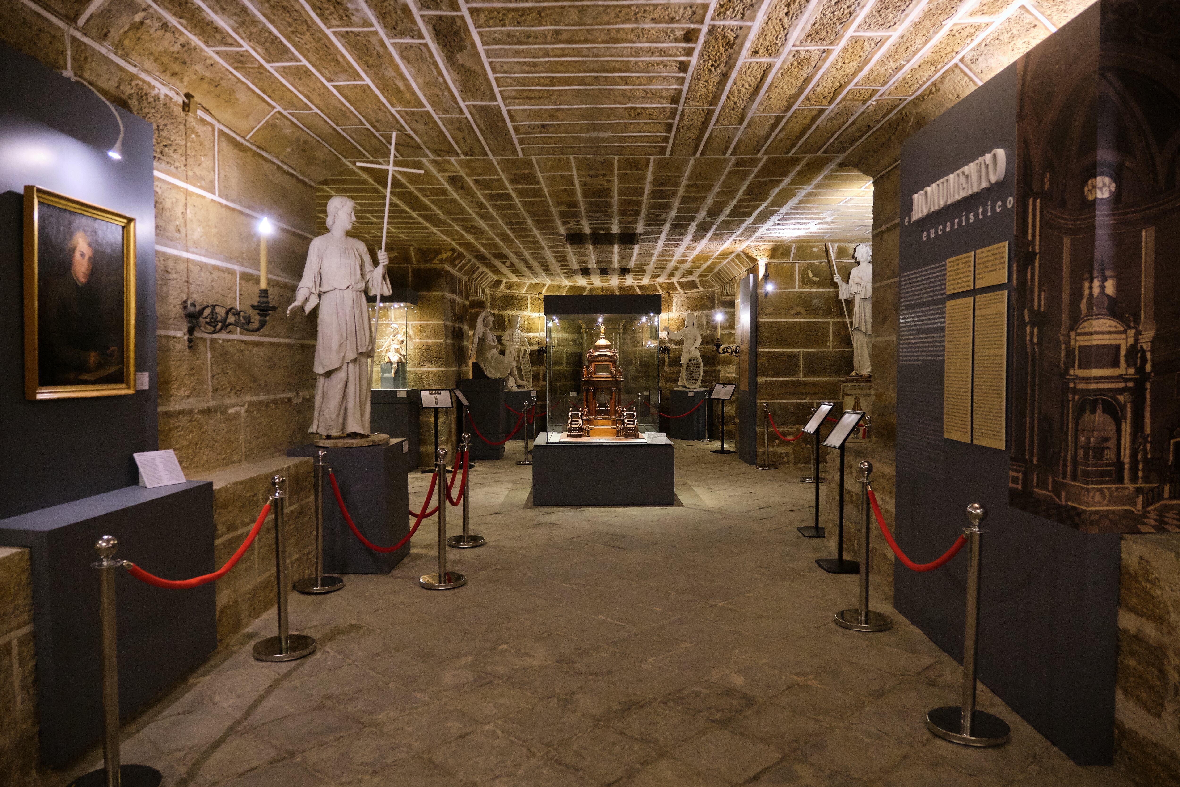 Exposición de algunas piezas del antiguo Monumento de la Semana Santa. Foto Cabildo Catedral de Cádiz.