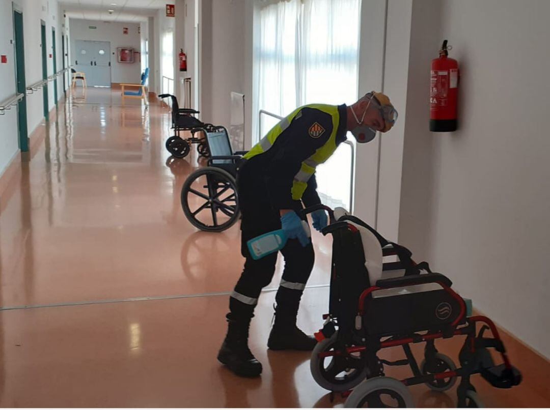 Un militar de la UME colabora en la desinfección de la una residencia de mayores de la provincia de Granada. Imagen del 4 de abril