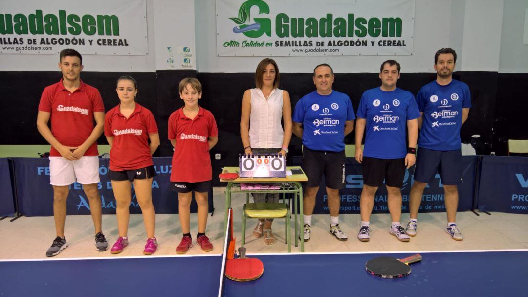 Los equipos posando antes de comenzar el partido del sábado