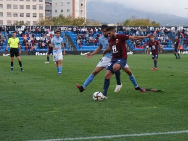 Redru controla el balón