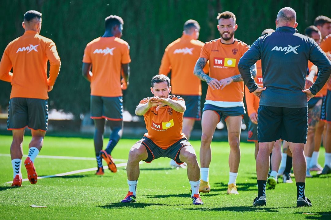 Pablo Piatti se agacha durante un entrenamiento del Elche esta semana