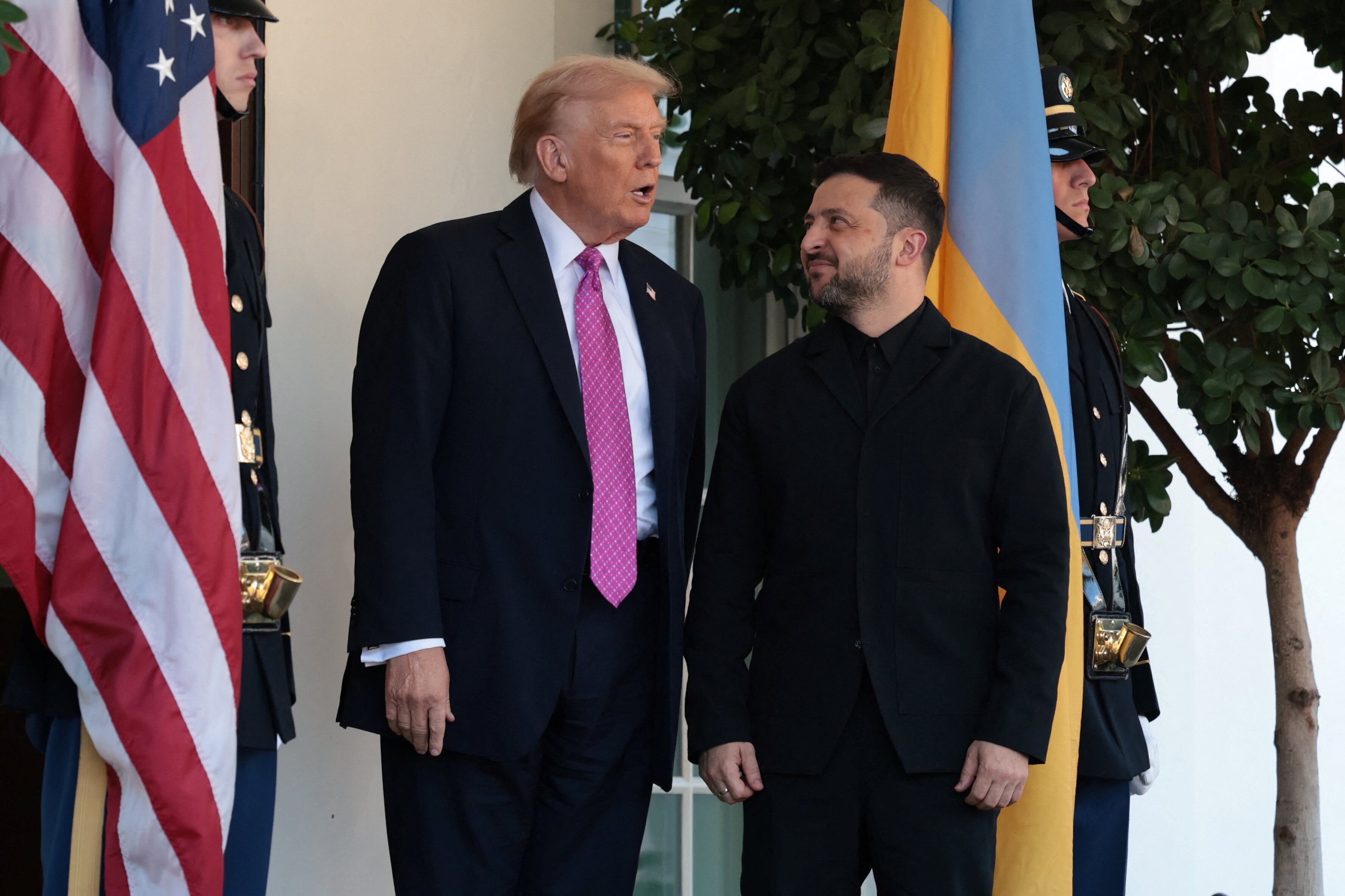 El presidente de Estados Unidos, Donald Trump, y el presidente de Ucrania, Volodímir Zelenski, antes de la reunión de este viernes en la Casa Blanca.