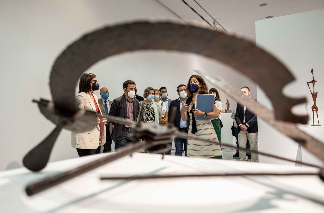 Teresa Millet, comisaria de la exposición 'Escultura Infinita' explicando algunas de las obras que se podrán visitar en la segunda planta del IVAM CADA Alcoi hasta el 24 de octubre.