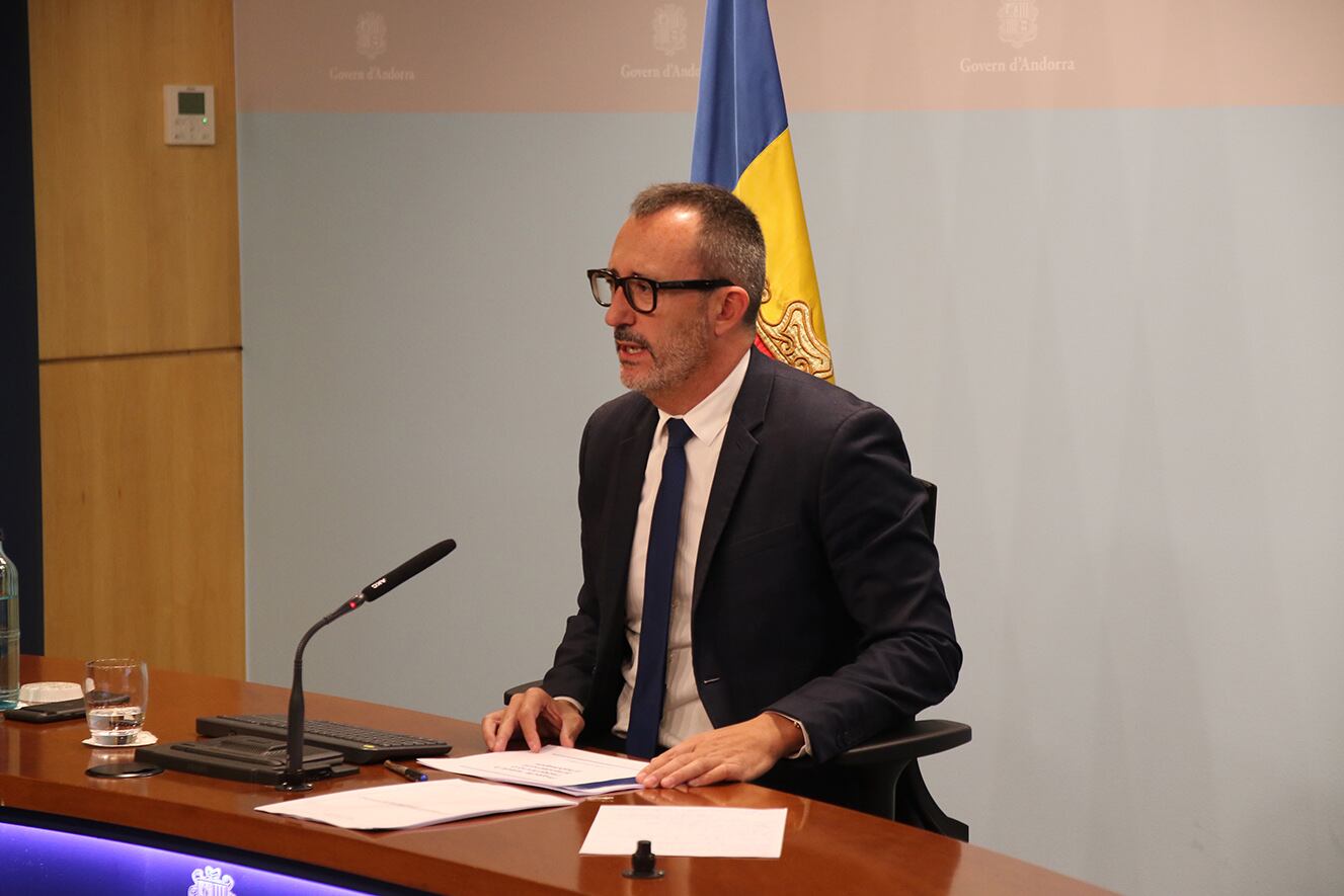 El ministre de Territori i Habitatge, Víctor Filloy, exposant el programa d&#039;adquisició o arrendament d&#039;habitatges per part del Govern per crear un parc immobiliari de preu assequible.