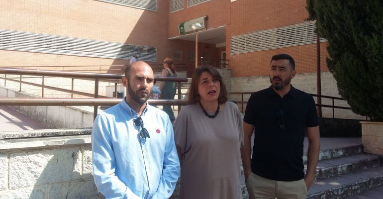 De izquierda a derecha, el concejal de IU en La Carolina, Víctor Medina; la parlamentaria andaluza, Elena Cortés; y el coordinador provincial de la formación, Francisco Javier Damas.