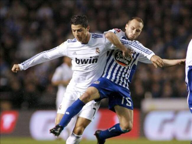 El lateral del Deportivo Laure defiende un balón ante Cristiano Ronaldo