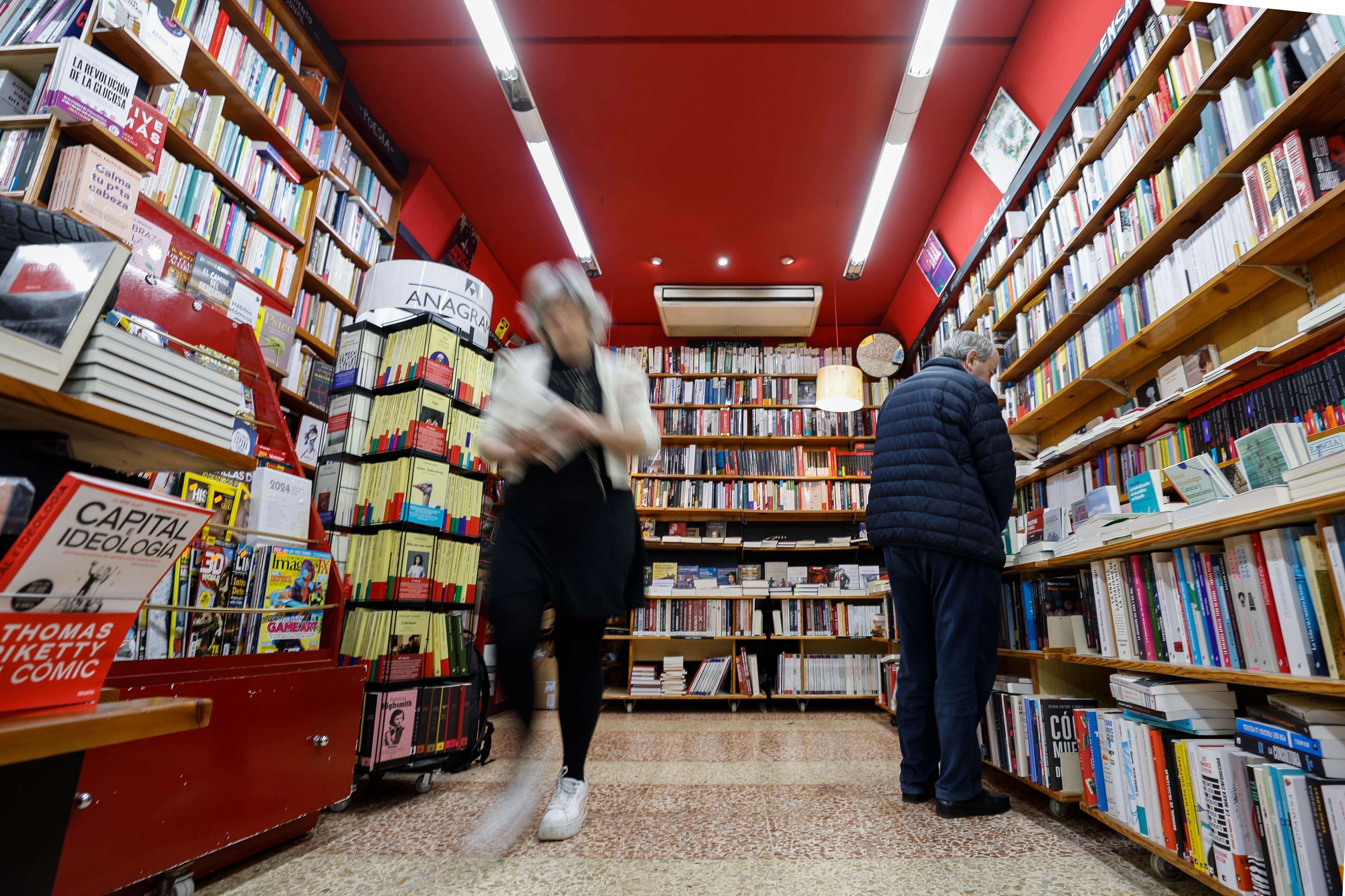 BILBAO, 31/01/2024.- Un hombre hojea libros en una comercio de Bilbao este miércoles, jornada en la que se han hecho públicos los datos del Barómetro de Hábitos de Lectura y compra de libros en España 2023, según los cuales los índices de lectura de los españoles se mantienen estables, aunque ha caído ligeramente el de las personas que leen en su tiempo libre, al pasar del 64,8 % a 64,1 % en el último año, y continúa el importante porcentaje de personas que no lo hacen nunca, más de un &quot;tozudo&quot; tercio de la población. EFE/Miguel Toña
