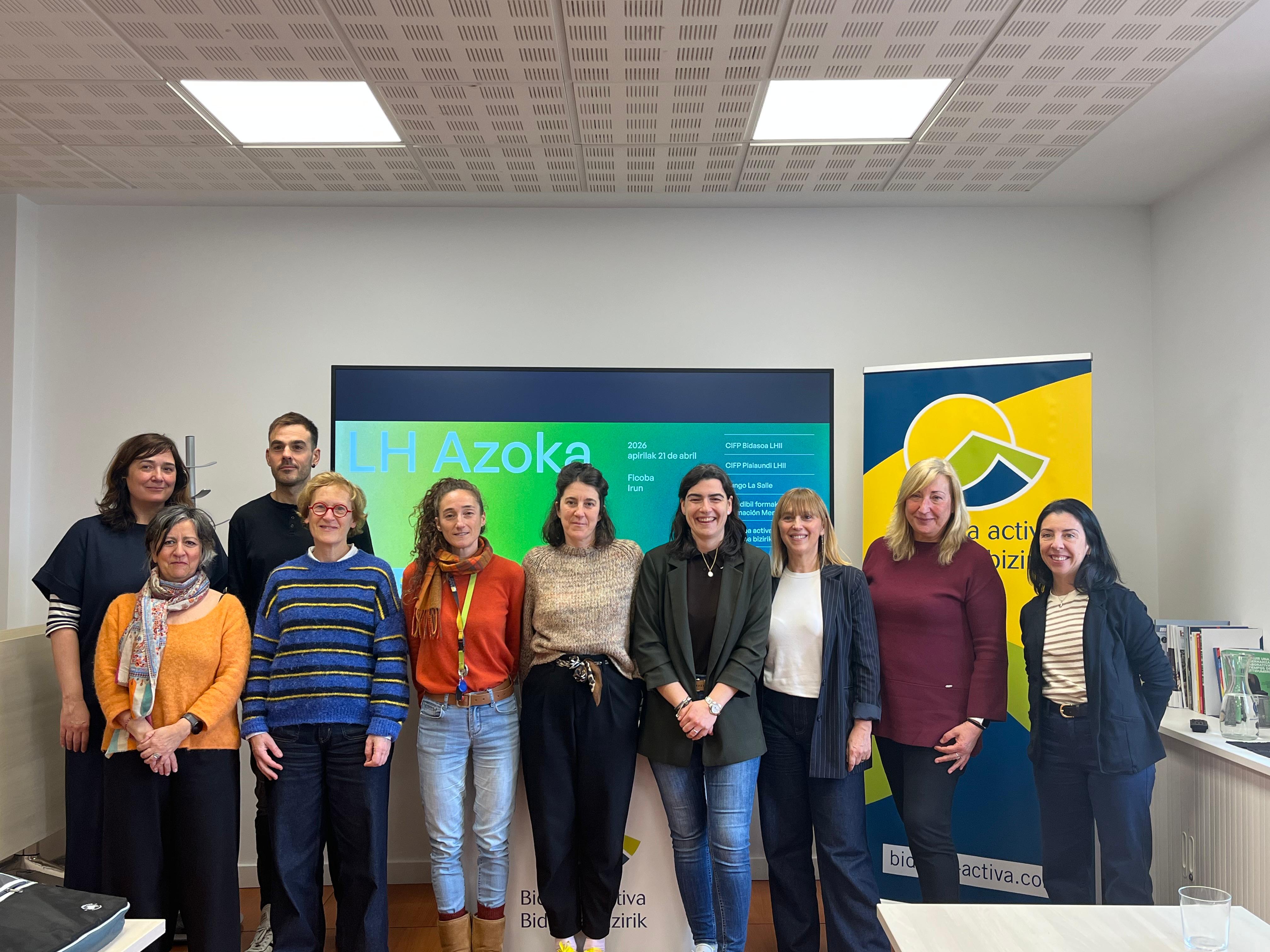 La presidenta y la vicepresidenta de Bidasoa Activa, Nuria Alzaga y Estitxu Urtizberea (centro) junto a las coordinadoras de ciclos formativos.