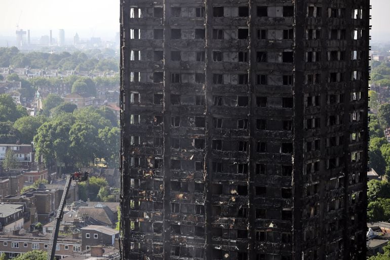 Estado del edificio de 24 plantas de Londres después del devastador incendio. 