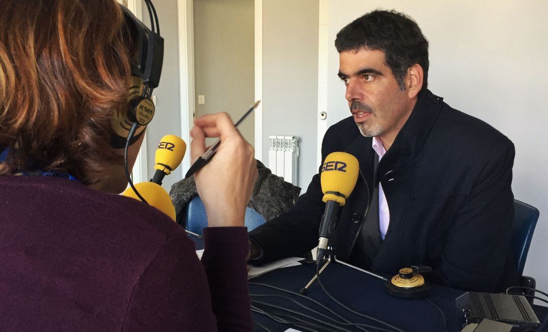 El alcalde de San Sebastián, Eneko Goia, durante el especial Hoy por Hoy desde el nuevo barrio de Txomin. 