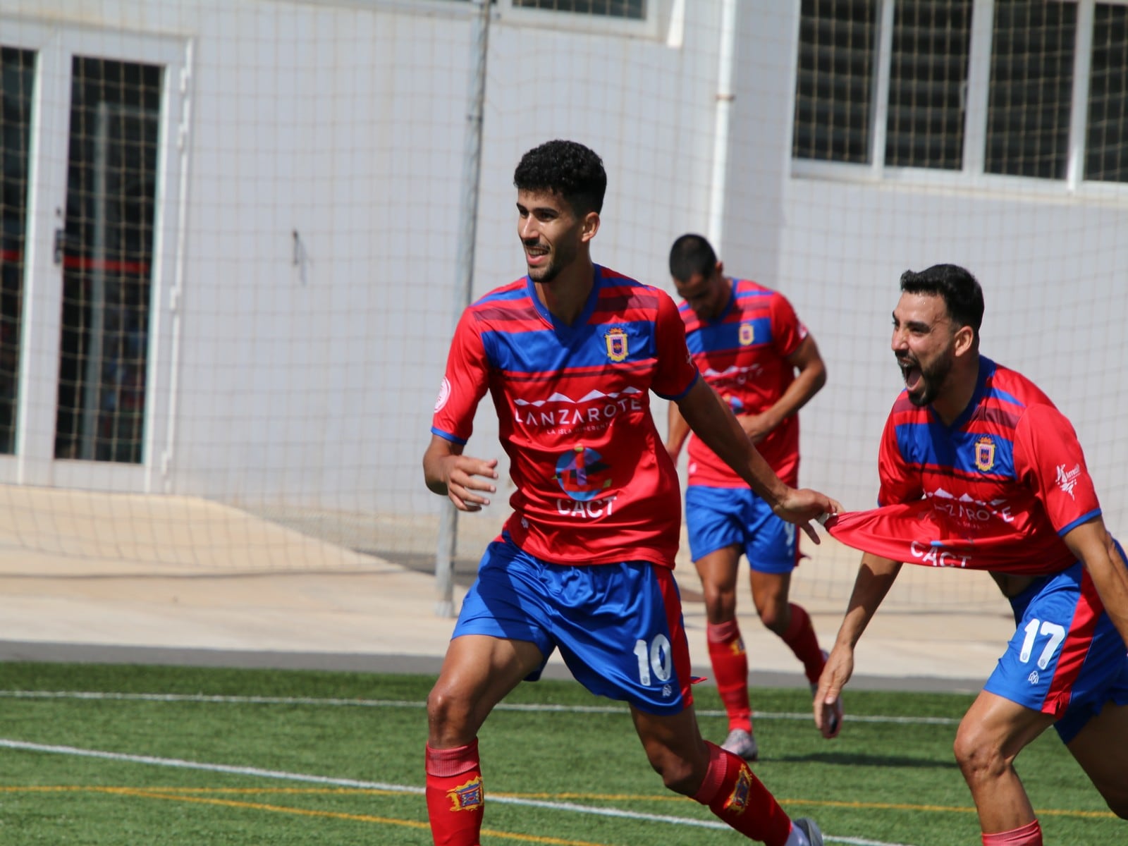 Celebración de uno de los goles de la UD Lanzarote.