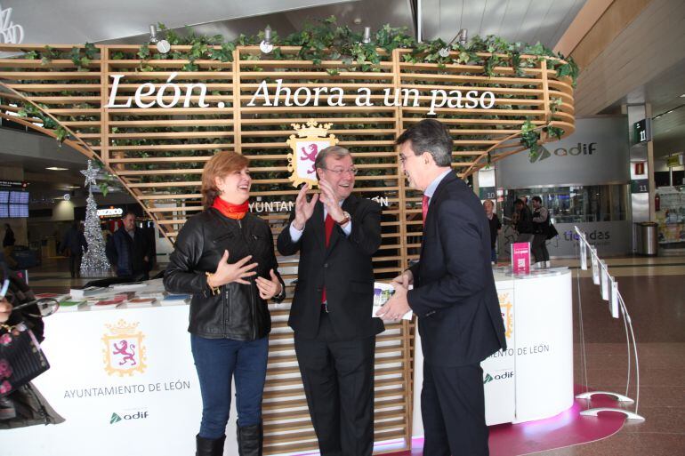 El alcalde de León, Antonio Silván, la concejala de Turismo, Margrita Torres y el presidente de la Diputación, Juan Martínez Majo, durante la inauguración del stand de Chamartín