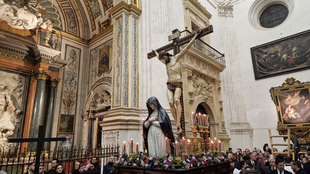 Las imágenes del Cristo de la Misericordia (SIlencio) y la Soledad del Calvario de José de Mora, ambas en el mismo paso, en el Vía Crucis oficial de la Federación de Cofradías en la Catedral de Granada