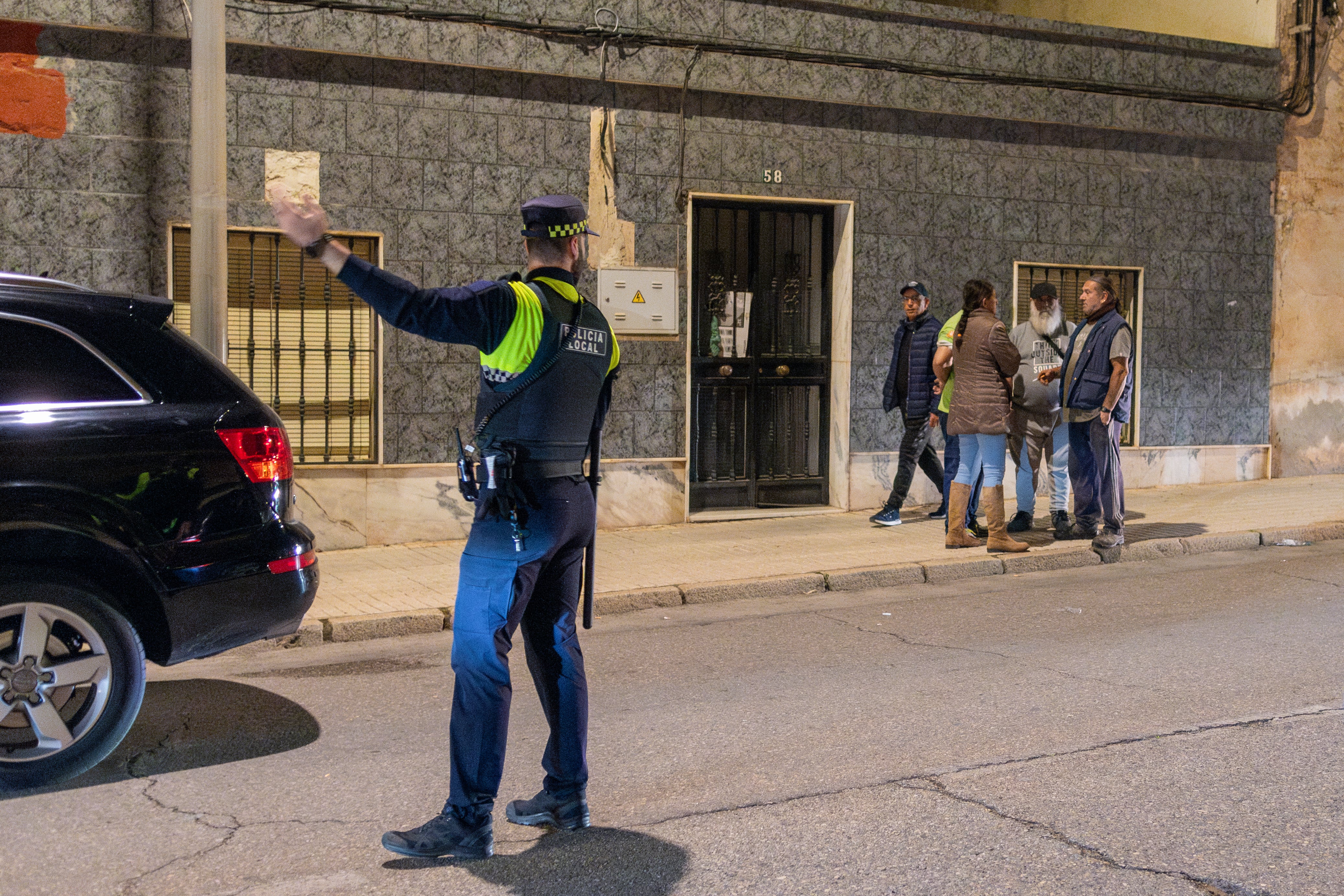 Un agente policial en las inmediaciones del lugar en el que se ha producido el asesinato de un niño de dos años presuntamente a manos del hombre que es la pareja de la madre en Linares (Jaén).