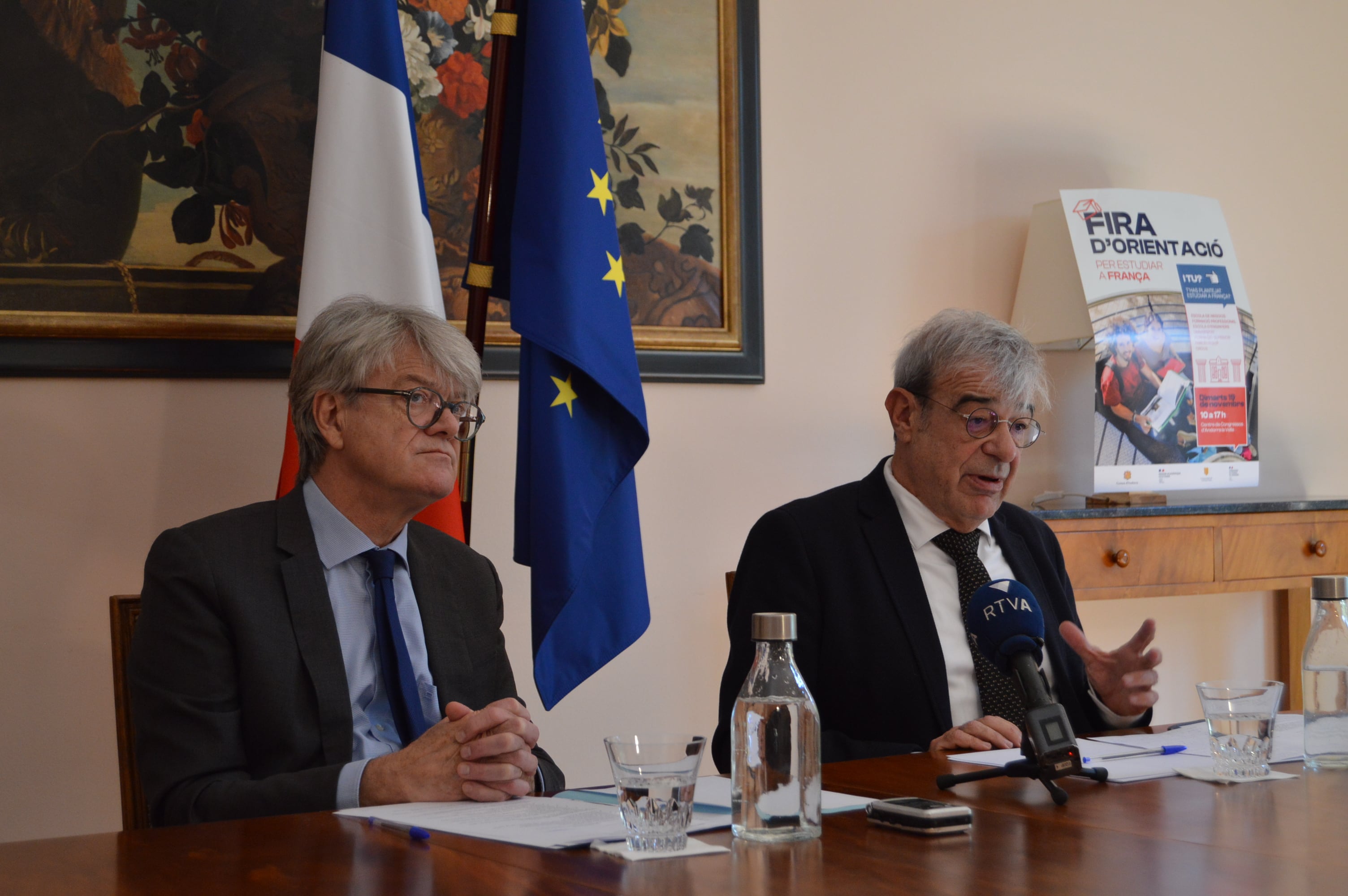 L&#039;ambaixador de França a Andorra, Jean-Claude Tribolet, i el ministre de Relacions Institucionals, Educació i Universitats, Ladislau Baró, en la presentació del Saló dels estudis a França.