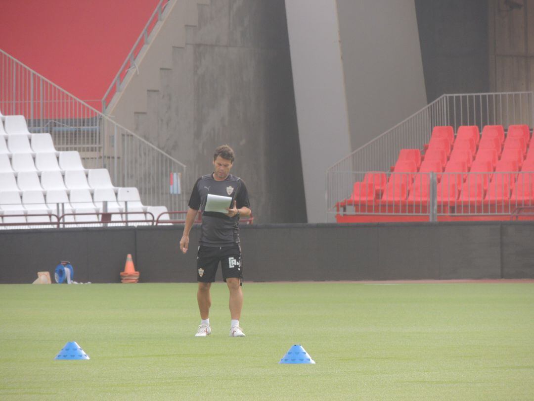 Rubi pendiente de sus apuntes. 