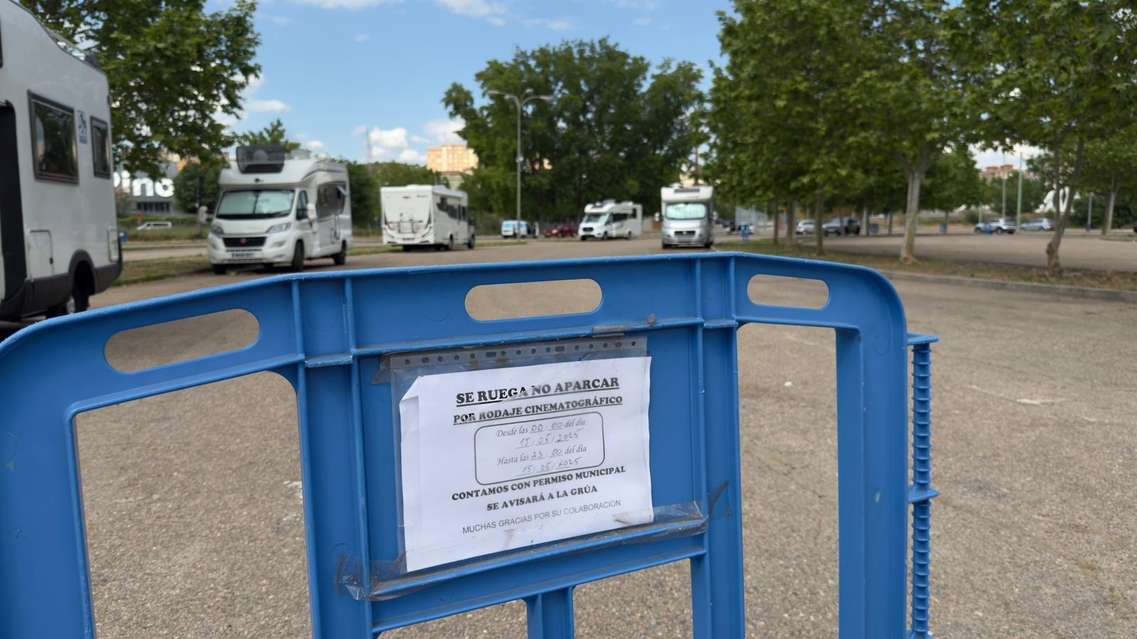 Una de las vallas que avisa de la prohibición de aparcar durante el próximo  jueves 15 de mayo