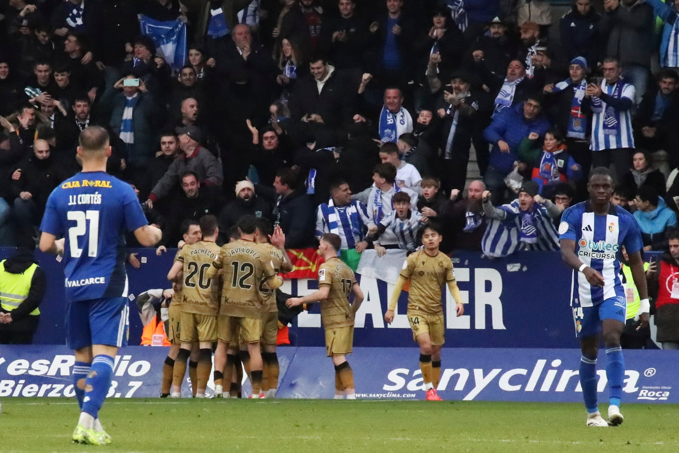 PONFERRADA (CASTILLA Y LEON), 05/01/2025.- Los jugadores de la Real Sociedad celebran un gol contra la Ponferradina, este domingo durante el partido de la Ronda de dieciseisavos de la Copa del Rey, entre la Ponferradina y la Real Sociedad, en el Estadio Municipal El Toralín de Ponferrada (León). EFE/ Ana F. Barredo
