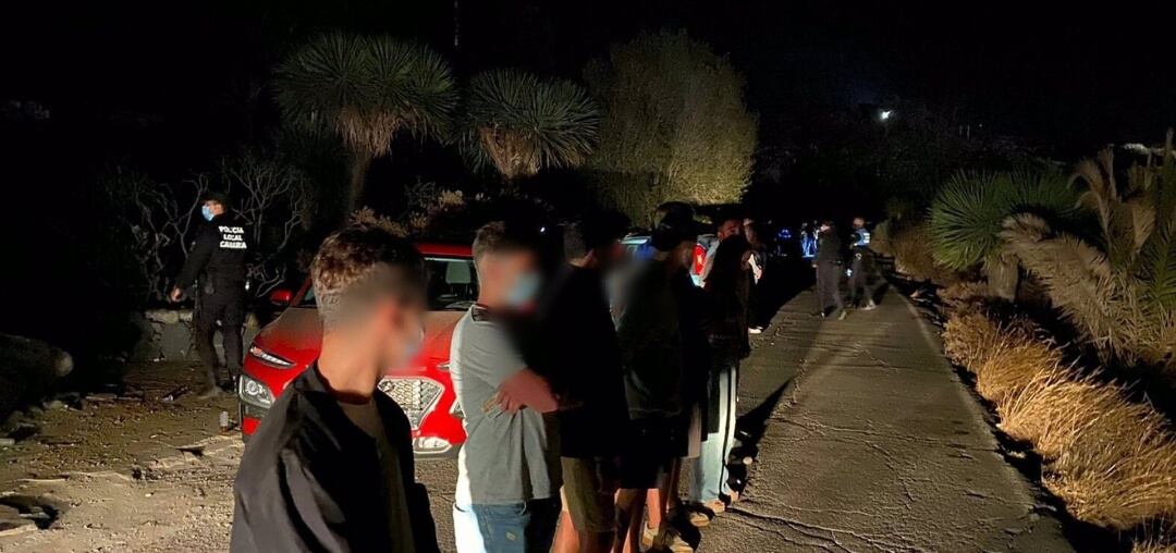 Varios agentes del cuerpo de la Policía Local de Santa Cruz de Tenerife actuaron durante la noche en el Parque de Las Mesas donde se han disuelto varios botellones