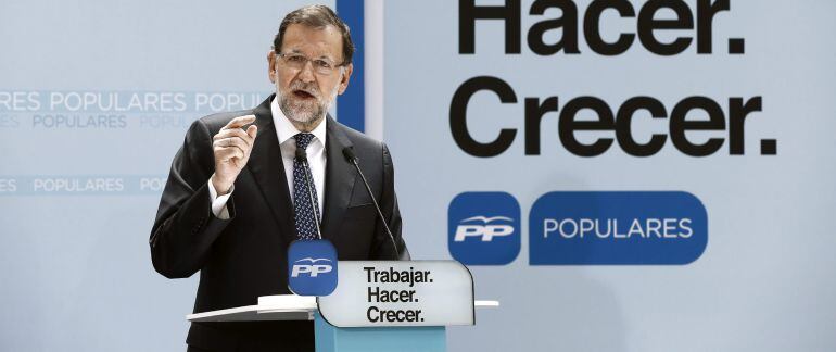 GRA263. PAMPLONA, 19/05/2015.- El presidente del Gobierno y del Partido Popular, Mariano Rajoy, durante su intervenci&oacute;n en el mitin central del PPN que ha congregado a doscientas personas en un hotel de Pamplona, en el que han intervenido tambi&eacute;n los candidatos a la Presidencia de Navarra y al Ayuntamiento de Pamplona, Ana Beltr&aacute;n y Pablo Zalba, respectivamente. EFE/Jes&uacute;s Diges