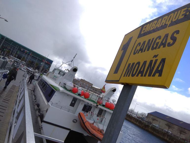 Barco de la naviera Mar de ons que cubre la línea entre Vigo y Cangas por mar.