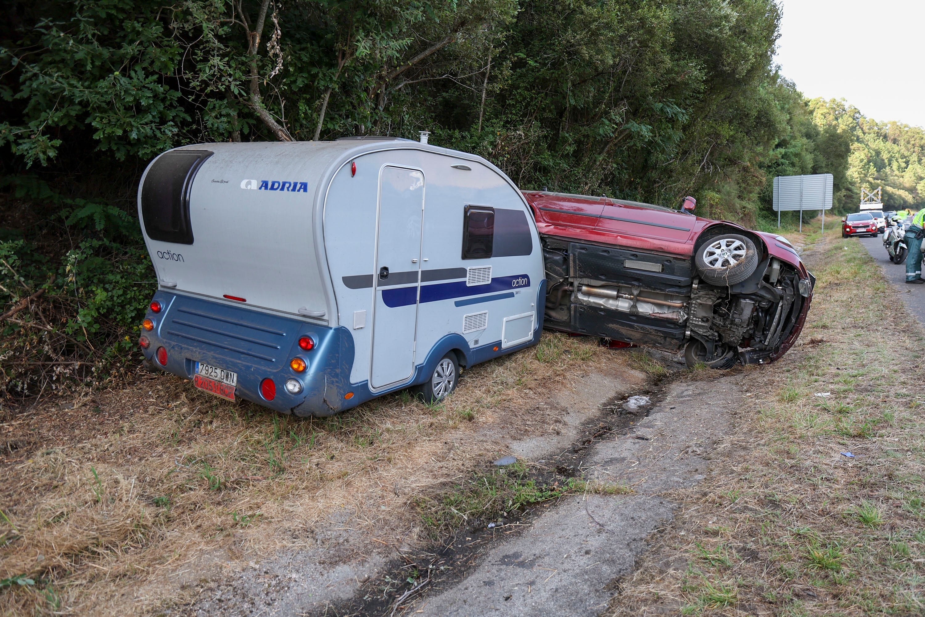 VIGO, 16/08/2023.- Una caravana ha volcado este miércoles tras dar varios bandazos en la autovía de las Rías Baixas, a la altura de Cans, sentido hacia Vigo, en O Porriño (Pontevedra). Según el 112 Galicia, el accidente ha ocurrido a las 17:45 horas, momento en el que varias personas alertaron de que una caravana estaba volcada en la vía. EFE/ Sxenick
