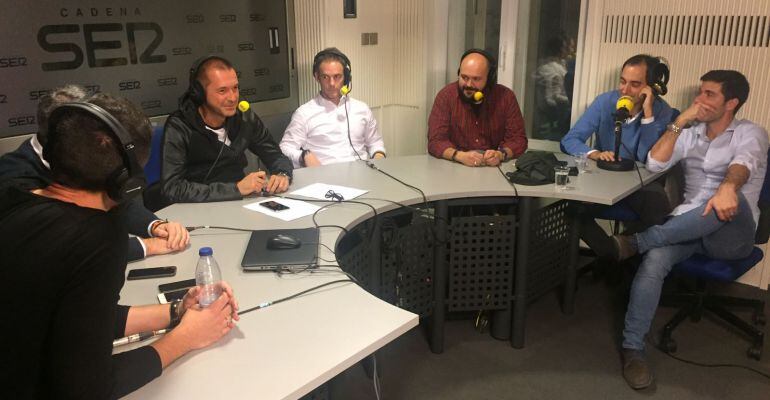 Manu Carreño y el resto de su equipo, durante el programa especial de Nochebuena