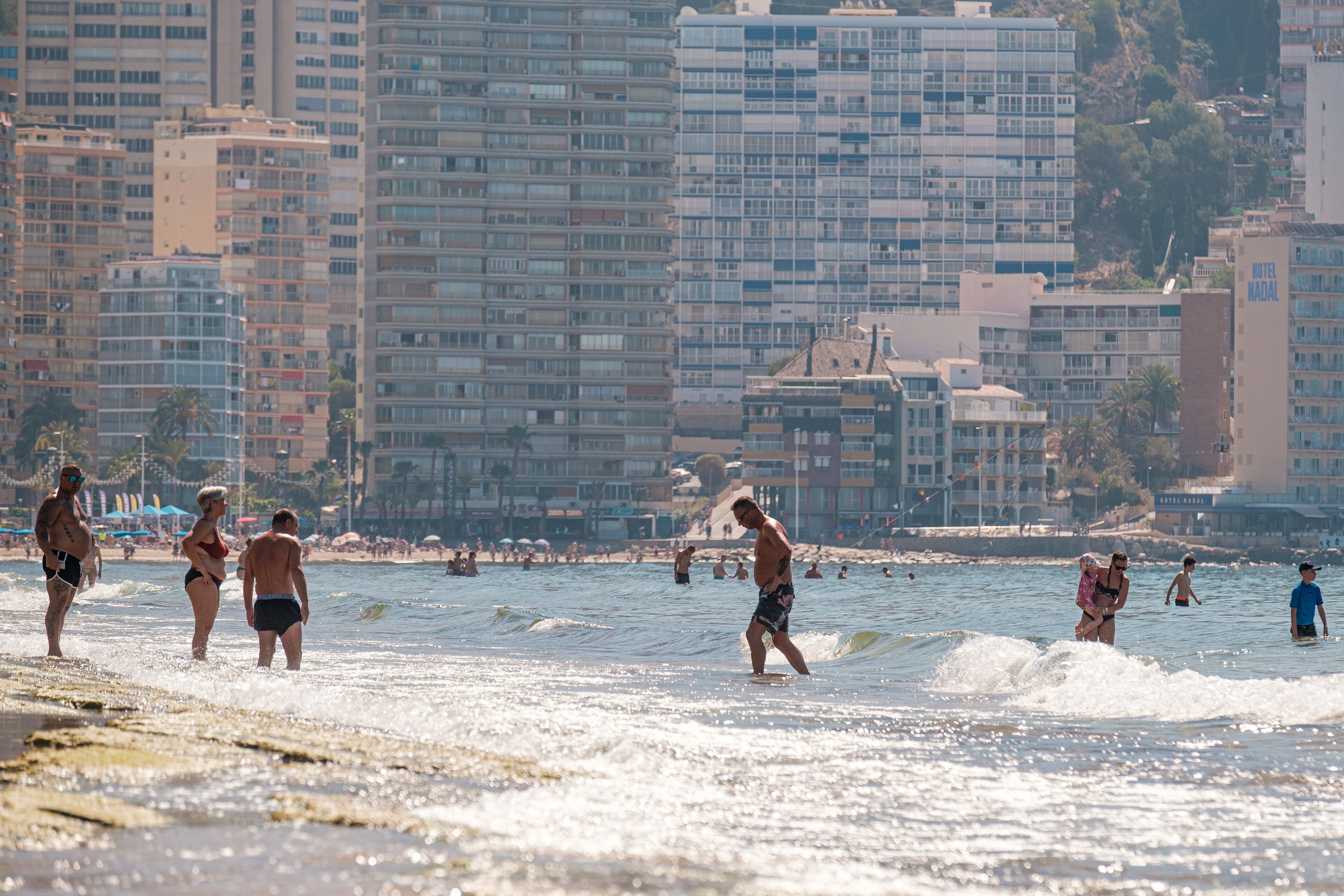 Vista general de los bañistas en la playa de Levante de Benidorm.