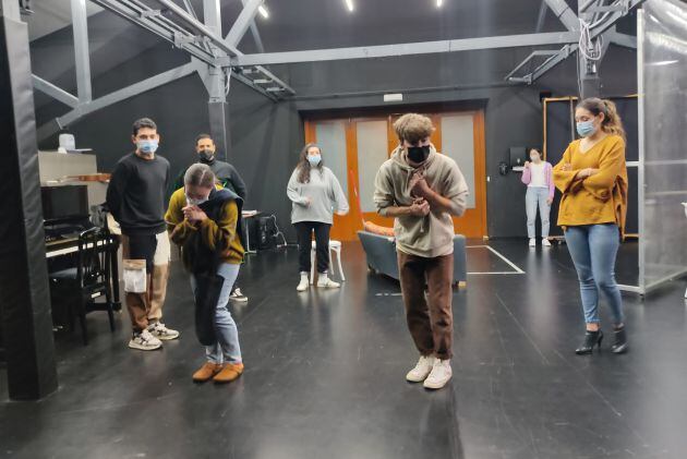 Esta pieza teatral, dirigida por el profesor de la ESAD, César Oliva Bernal, será llevada al teatro de la propia escuela los días 20, 21 y 24, y el 26 se representará en el teatro Romea